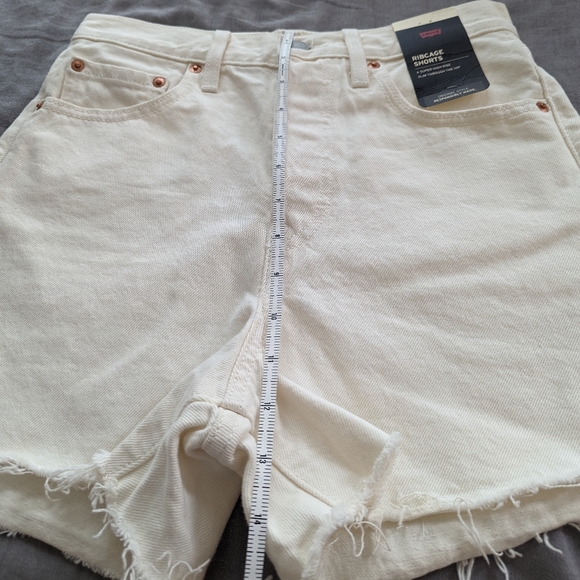 Levi's Ribcage Jean Shorts Hello It's Me Off White - Picture 5 of 13